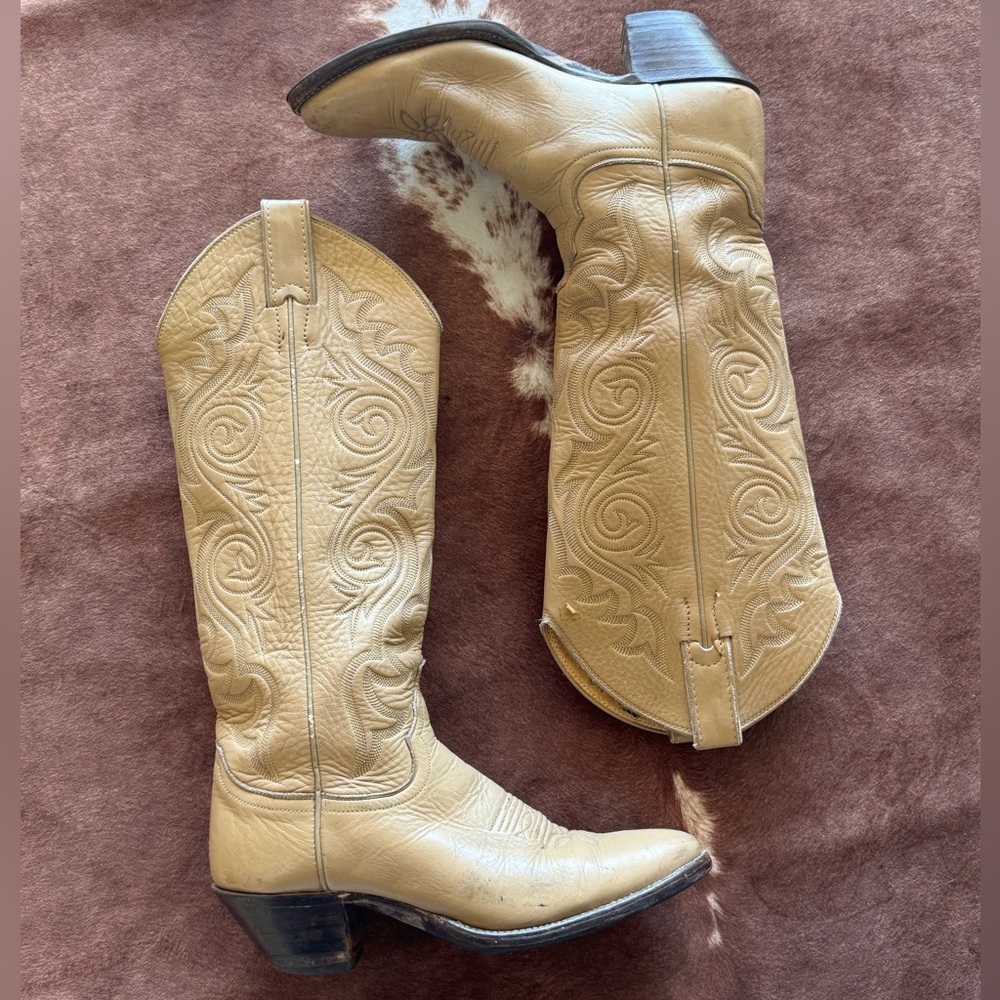 Vintage tan Justin tall cowboy boots, color bone, from 80s or 90s.